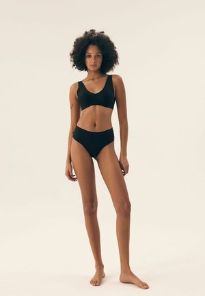 Schwarzes Zweiteiler-Badeanzug-Set mit einem Bralette-Top mit Rundhalsausschnitt und hochgeschnittenem Bikinislip, beide aus glattem, einfarbigem Stoff.