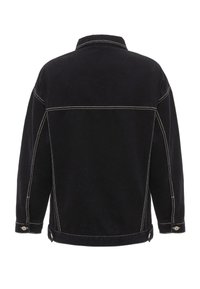 Schwarze Jeansjacke mit Kragen, kontrastierenden weißen Nähten, Seitenknöpfen und lockerer Passform. Die Rückansicht zeigt eine glatte Textur und ein schlichtes Design.