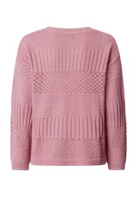 Maglione rosa lavorato a maglia con motivi strutturati che includono coste e trafori in stile pizzo sulla schiena e sulle maniche.