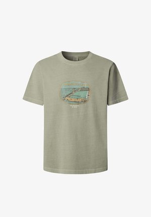 Šviesiai alyvuogių žalių spalvų trumpomis rankovėmis marškinėliai su senovinio stiliaus Ramsgate Lido baseino grafika ir užrašu „Įsteigta 1973 m.“ ant krūtinės.