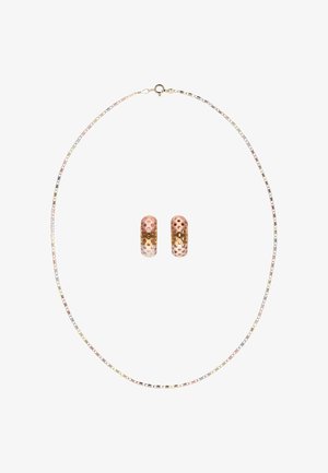 Háromszínű lánc nyaklánc és hozzáillő karika fülbevalók négyzet alakú kivágott mintával és rugós kapoccsal, fehér háttéren.