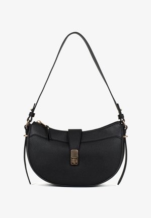 Borsa a tracolla a mezzaluna in pelle nera con pattina e chiusura in metallo dorato, tracolla regolabile e tiretti con cerniera sui lati.