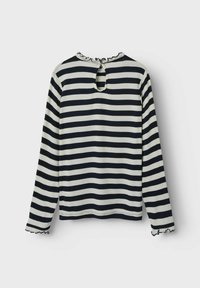 Niebiesko-biała bluzka z długim rękawem w paski, z okrągłym dekoltem, otwarciem w kształcie łezki z tyłu oraz falbankami na rękawach. Wykonana z mieszanki bawełny.