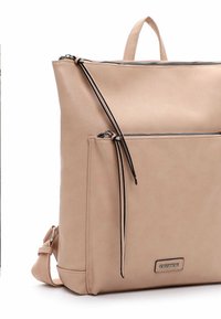 Zaino in pelle beige con una texture liscia, doppie cerniere e una tasca frontale. Caratterizzato da una maniglia superiore e una tracolla regolabile.