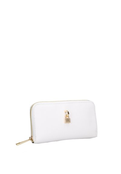 Portefeuille en cuir blanc avec fermeture éclair dorée sur tout le tour et petit cadenas doré en détail sur le devant, vue en biais sur fond blanc.