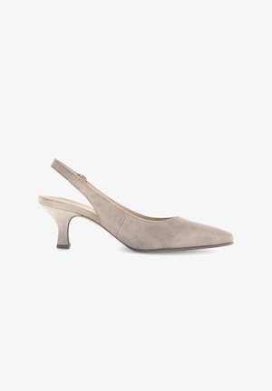 Beige suède damespump met slingback, spits toelopende neus en hak van gemiddelde hoogte, op een witte achtergrond.