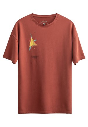 Roodkleurig katoenen T-shirt met een geometrisch ontwerp in geel en blauw op de voorkant. Korte mouwen en een ronde hals.