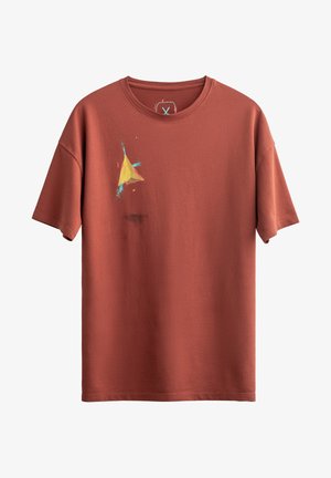 Roodkleurig katoenen T-shirt met een geometrisch ontwerp in geel en blauw op de voorkant. Korte mouwen en een ronde hals.