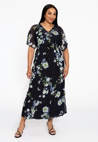 Schwarzes Maxikleid mit Blumenmuster, das kurze Ärmel, einen V-Ausschnitt und eine geraffte Taille aufweist, verziert mit blauen und weißen Blumenmustern.