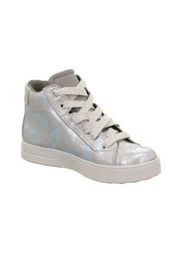 Hochschaft-Sneaker aus glänzendem silbernen Material mit hellblauen Sternmustern, ausgestattet mit beigen Schnürsenkeln und einer weißen Gummisohle.