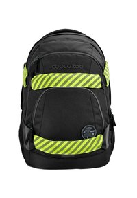 Schwarzer Rucksack mit reflektierenden gelben und schwarzen Streifenakzenten, ausgestattet mit mehreren Reißverschlussfächern und einem runden Logo-Patch.