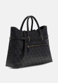 Schwarze Tragetasche aus strukturiertem Material mit doppelten Griffen, einer Reißverschlusstasche vorne und einem dezenten, eingeprägten Logomuster.