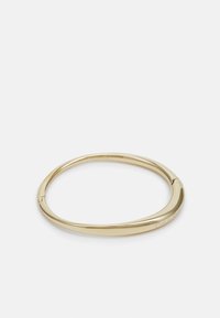 Bracciale rigido dorato con un design liscio e rotondo. Presenta una leggera apertura e un marchio inciso sulla superficie interna.