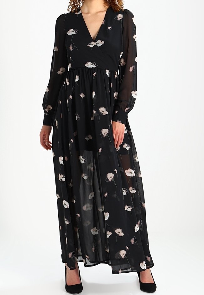 Robe maxi noire avec un décolleté en V et des manches longues, présentant un motif floral en rose et blanc. Fabriquée dans un tissu transparent avec une silhouette fluide.