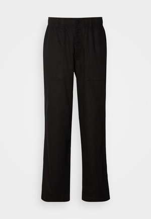 Mustad lõdva istuvusega mustad püksid, mis on valmistatud kergest kangast. Omavad elastset vöökohta, nööbiga sulgemist ja kahte esist taskut.