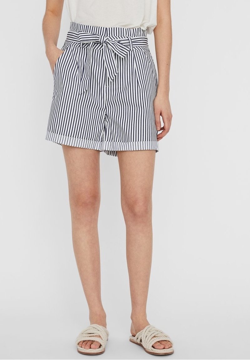 Laivastonsiniset ja valkoiset raidalliset shortsit, joissa on solmittava vyötärö, sivutaskut ja rento istuvuus. Valmistettu kevyestä kankaasta.