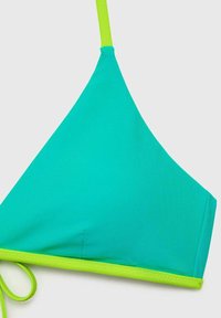 Bikini top v obliki trikotnika v turkizni barvi z neon zelenim robom in nastavljivimi naramnicami. Gladka tekstura, primerna za kopalke.