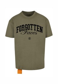 Oliwkowa bawełniana koszulka z dużym czarnym napisem "FORGOTTEN Faces". Wyróżniająca się pomarańczowa metka na dolnym lewym brzegu. Design z okrągłym dekoltem.