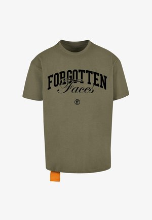 Camiseta de algodón verde olivo con la frase "CARAS OLVIDADAS" en una gran fuente negra. Etiqueta naranja notable en el dobladillo inferior izquierdo. Diseño de cuello redondo.