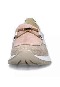 Sneaker rosa chiaro con tomaia in suede testurizzato, base beige intrecciata, dettagli bianchi e un elemento in oro sulla parte anteriore.