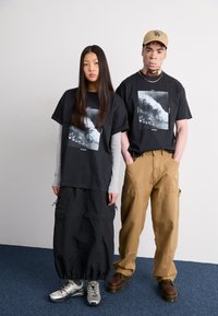 Salomon ALL THAT RIDEZ TEE UNISEX - Μπλουζάκι με στάμπα - deep black