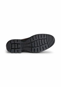 Zwarte rubberen buitenzool van een schoen met een geprofileerde loopvlak en diepe groeven voor grip, gemarkeerd met "ECCO" en maat "43."