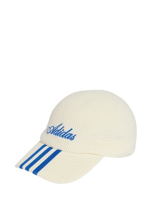Beżowa, teksturowana czapka bejsbolowa z niebieskim, haftowanym logo Adidas i trzema niebieskimi paskami na zakrzywionym daszku.