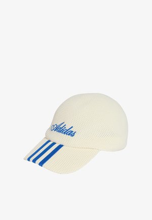 Beżowa, teksturowana czapka bejsbolowa z niebieskim, haftowanym logo Adidas i trzema niebieskimi paskami na zakrzywionym daszku.