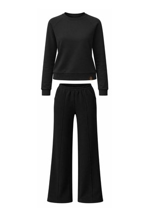 Czarna bluza z długim rękawem i okrągłym dekoltem, z ściągaczami przy rękawach, zestawiona z czarnymi spodniami o szerokich nogawkach, z elastycznym pasem i przednimi szwami.