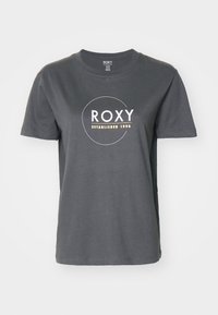 Pilkas medvilninis t-shirt'as su apvaliu kaklu, trumpomis rankovėmis ir baltu grafiniu logotipu su auksiniais akcentais, kuriame parašyta "ROXY ĮKURTA 1990".