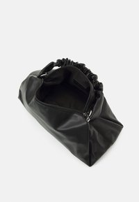 Musta nahkalaukku, jossa on kerätty yläosa, vetoketjusulku ja tilava sisäosa. Sileä pinta ja minimalistinen muotoilu.