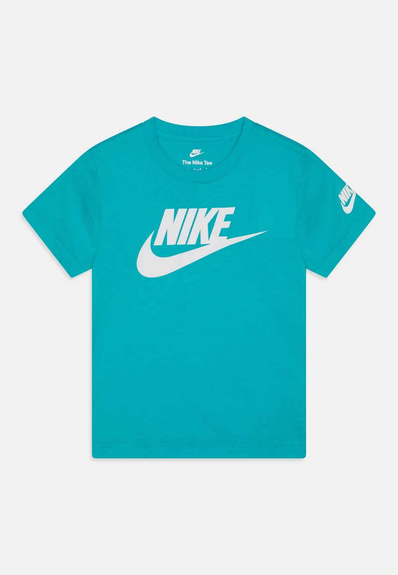 Tirkīza kokvilnas t-krekls ar īsām piedurknēm un apaļu kakla izgriezumu. Liels balts "NIKE" logo uz priekšpuses un mazs logo uz labās piedurknes.