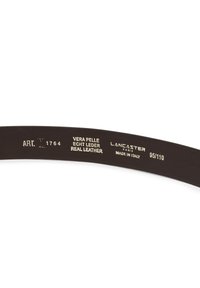 Ceinture en cuir brun foncé avec un texte en relief indiquant la marque, le matériau et les détails de fabrication. Texture lisse avec une finition mate.