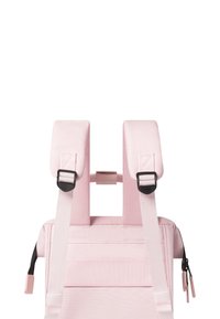 Sac à dos en tissu rose avec des bretelles rembourrées, des réglages ajustables et une poche latérale zippée. Les matériaux texturés assurent la durabilité.