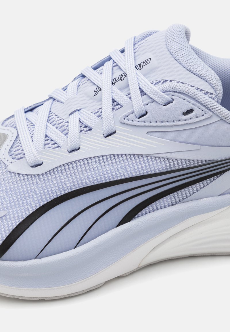 Scarpa sportiva di un delicato viola con tomaia in rete testurizzata, dettagli neri e lacci bianchi, dotata di una suola in gomma sagomata per il supporto.