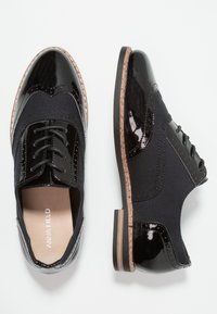 Schwarze Lackleder- und strukturierte Stoff-Oxford-Schuhe mit dekorativen Broguedetails, runder Zehenkappe und niedrigem Blockabsatz.