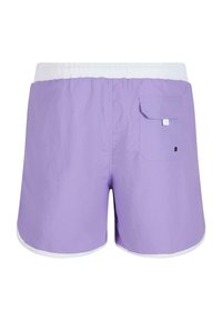 Pantaloni scurți de înot lila, cu un talie elastică albă, având un singur buzunar aplicat pe spate și o margine albă contrastantă de-a lungul tivului.