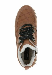 Botte cheville matelassée marron avec des lacets noirs et des œillets en argent. Doublure blanche douce visible au col, dotée d'une languette au talon.