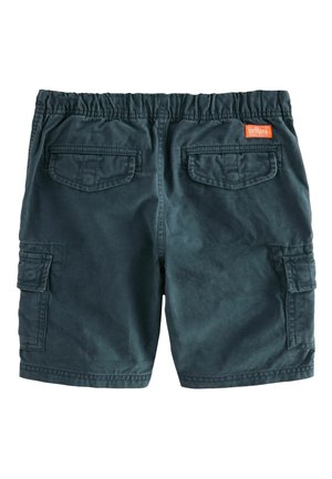 Kargo šortky z tmavě modré látky, se stahovací gumou v pase, čtyřmi kapsami a obdélníkovou oranžovou nášivkou na zadní straně.