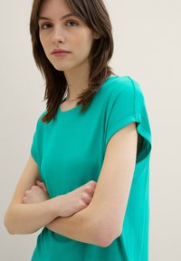 TOM TAILOR DENIM FLUENT TEE - T-Shirt basic - bright green