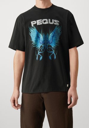 Schwarzes T-Shirt mit blauer Grafik eines geflügelten mythischen Wesens und dem Wort „PEQUS“ in grau verwittertem Text darüber.