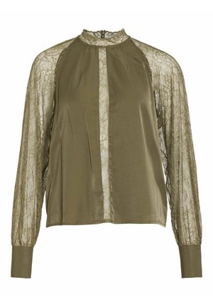 Blouse vert olive avec de longues manches en dentelle, un col montant et un plastron à l'avant ; présente une dentelle texturée et un tissu lisse pour un contraste.