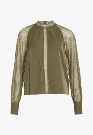 Blouse vert olive avec de longues manches en dentelle, un col montant et un plastron à l'avant ; présente une dentelle texturée et un tissu lisse pour un contraste.