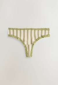 Stribet tanga-trusse i beige, grøn og pink med grøn blonderkant langs kanterne på en ensfarvet lys baggrund.