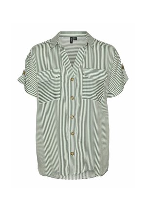 Zaļi un baltē svītrains īsām piedurknēm krekls ar pogām priekšā, divām krūšu kabatām un noapaļotu apakšmalu. Iezīmē apļveida zelta krāsas pogas.