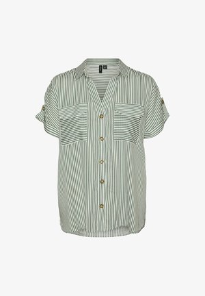 Zaļi un baltē svītrains īsām piedurknēm krekls ar pogām priekšā, divām krūšu kabatām un noapaļotu apakšmalu. Iezīmē apļveida zelta krāsas pogas.