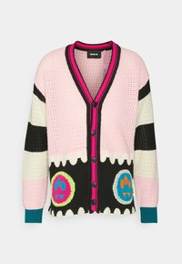 Geknochte cardigan van gebreide stof met roze, zwarte en witte strepen, grote pootafdrukmotieven en een diep V-hals ontwerp.