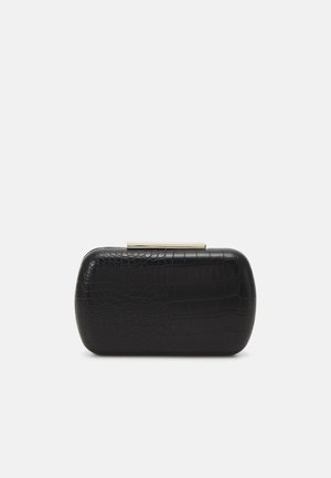 Sort rektangulær clutch med afrundede kanter, tekstureret krokodillemønster og guldfarvet lås på toppen.