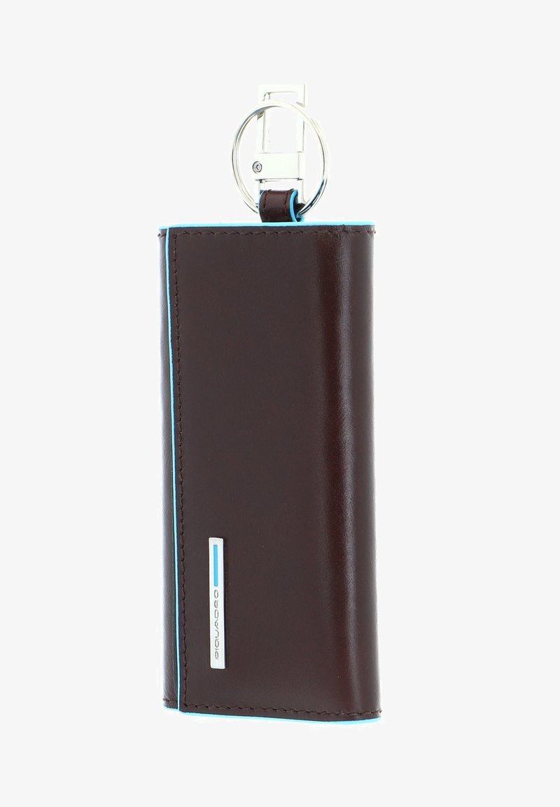 Bruine leren portemonnee met blauwe stiksels, rechthoekige vorm, bevestigde sleutelhanger en een zilveren accenttag met een blauwe streep.