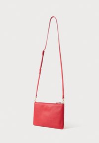 Piros bőrből készült vállra akasztható táska, texturált felülettel, téglalap alakú és állítható pánttal. Arany tónusú cipzáras záródással rendelkezik.